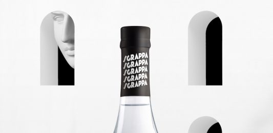 Sgrappa: il dito medio di Maurizio Cattelan finisce in bottiglia La Sgrappa di Maurizio Cattelan