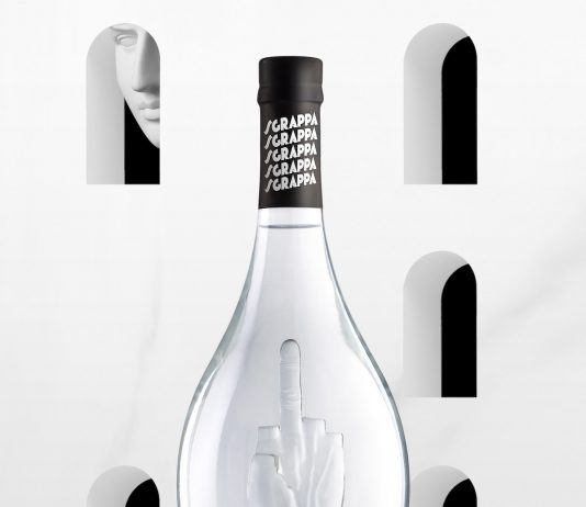 Sgrappa: il dito medio di Maurizio Cattelan finisce in bottiglia La Sgrappa di Maurizio Cattelan