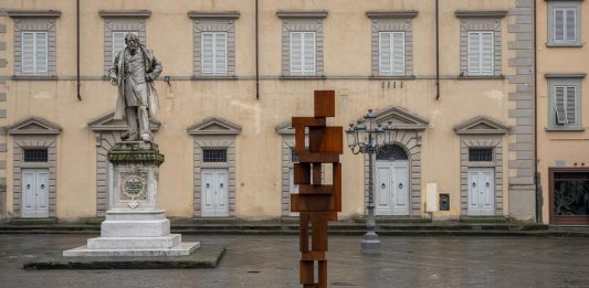 Una nuova scultura di Antony Gormley porta il contemporaneo nel centro di Prato L'opera di Antony Gormley a Prato