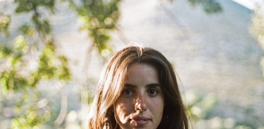 Intervista ad Adelasia, cantautrice in direzione ostinata e contraria