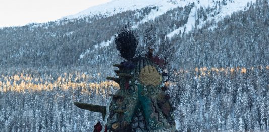 Una scultura di Damien Hirst vola sul lago ghiacciato di St. Moritz