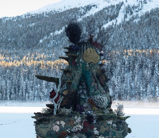 Una scultura di Damien Hirst vola sul lago ghiacciato di St. Moritz