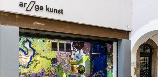 Jessika Khazrik ad ar/ge Kunst, Bolzano. Le parole di Emanuele Guidi