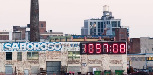 Il countdown di Matthew Barney arriva a meno 1 dall’addio a Donald Trump