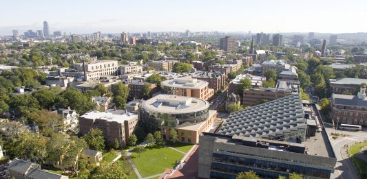 Harvard cancella il nome di Philip Johnson, sostenitore del nazismo Harvard University campus. Ph Stephanie Mitchell, Harvard University News Office