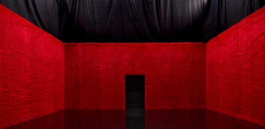 Il menswear show di Prada progettato da AMO di Rem Koolhaas