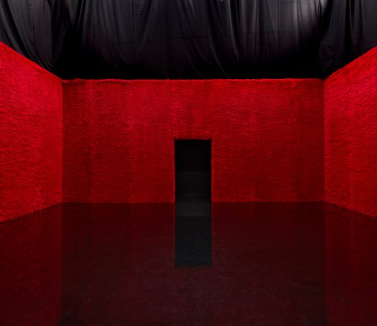 Il menswear show di Prada progettato da AMO di Rem Koolhaas