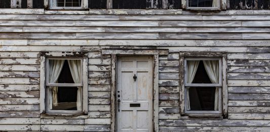 Quasi casa, quasi monumento: Ryan Mendoza e Rosa Parks sotto il cielo di Napoli