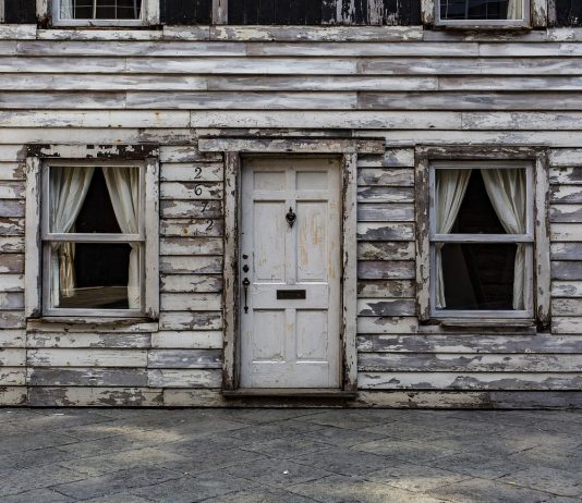 Quasi casa, quasi monumento: Ryan Mendoza e Rosa Parks sotto il cielo di Napoli