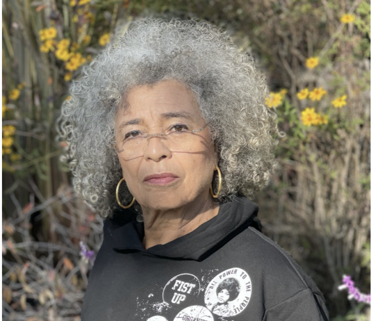 La nuova capsule collection di Angela Davis e Renowned LA, per rompere le catene