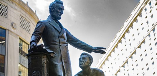 A Boston, rimossa la statua di Abraham Lincoln per razzismo