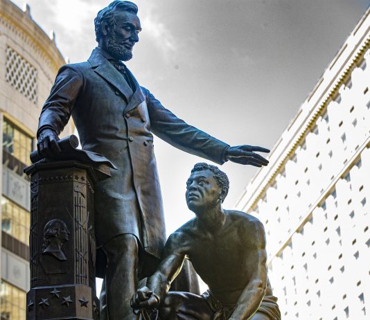A Boston, rimossa la statua di Abraham Lincoln per razzismo