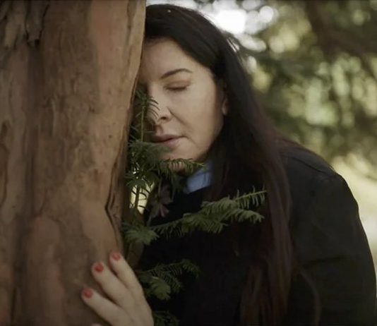 Marina Abramovic ci invita ad abbracciare gli alberi per dimenticare il dolore