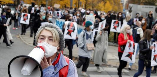 Barbara Kruger dà voce alle proteste pro-choice in Polonia