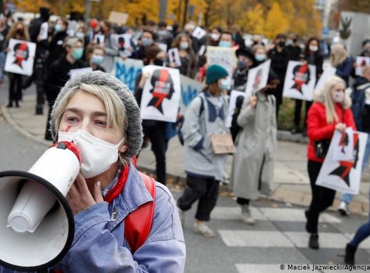Barbara Kruger dà voce alle proteste pro-choice in Polonia