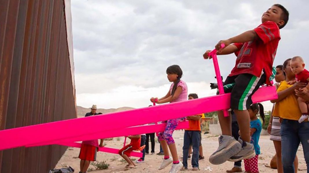 Teeter Totter Wall le altalene tra Messico e USA vincono il Design