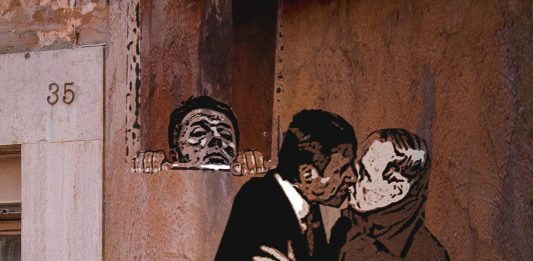 Un bacio appassionato tra Conte e Mastella: ecco la nuova provocazione di Tvboy