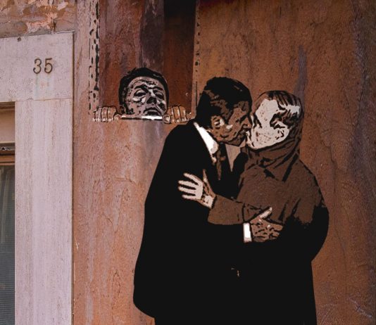 Un bacio appassionato tra Conte e Mastella: ecco la nuova provocazione di Tvboy