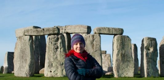 exibart.artworld: il giro del mondo dell’arte in sei notizie La professoressa Alice Roberts davanti al sito di Stonehenge per un documentario della BBC. E se in realtà le pietre fossero state prima in Galles? Lo vediamo meglio tra le notizie dal mondo dell'arte della settimana (Fonte: Guardian).