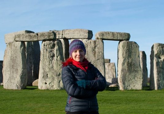 exibart.artworld: il giro del mondo dell’arte in sei notizie La professoressa Alice Roberts davanti al sito di Stonehenge per un documentario della BBC. E se in realtà le pietre fossero state prima in Galles? Lo vediamo meglio tra le notizie dal mondo dell'arte della settimana (Fonte: Guardian).