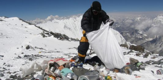 L’immondizia dell’Everest si trasforma in arte, con il progetto del Sagarmatha Next Center Rifiuti Everest Arte