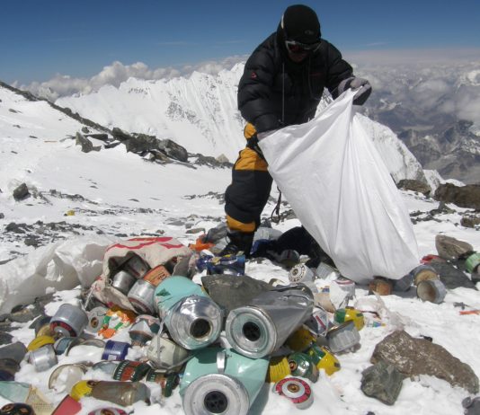 L’immondizia dell’Everest si trasforma in arte, con il progetto del Sagarmatha Next Center Rifiuti Everest Arte