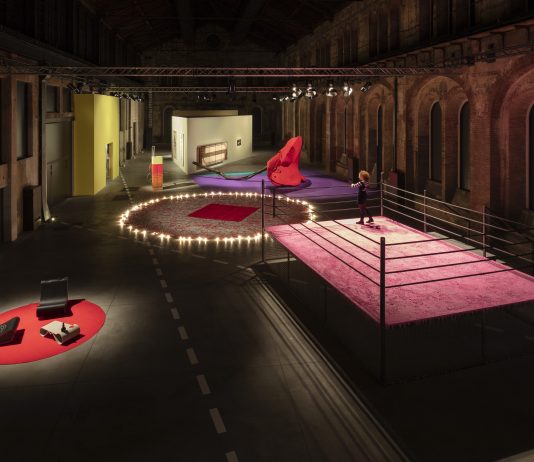 Alle OGR Jessica Stockholder mixa le collezioni di “la Caixa” e Fondazione CRT