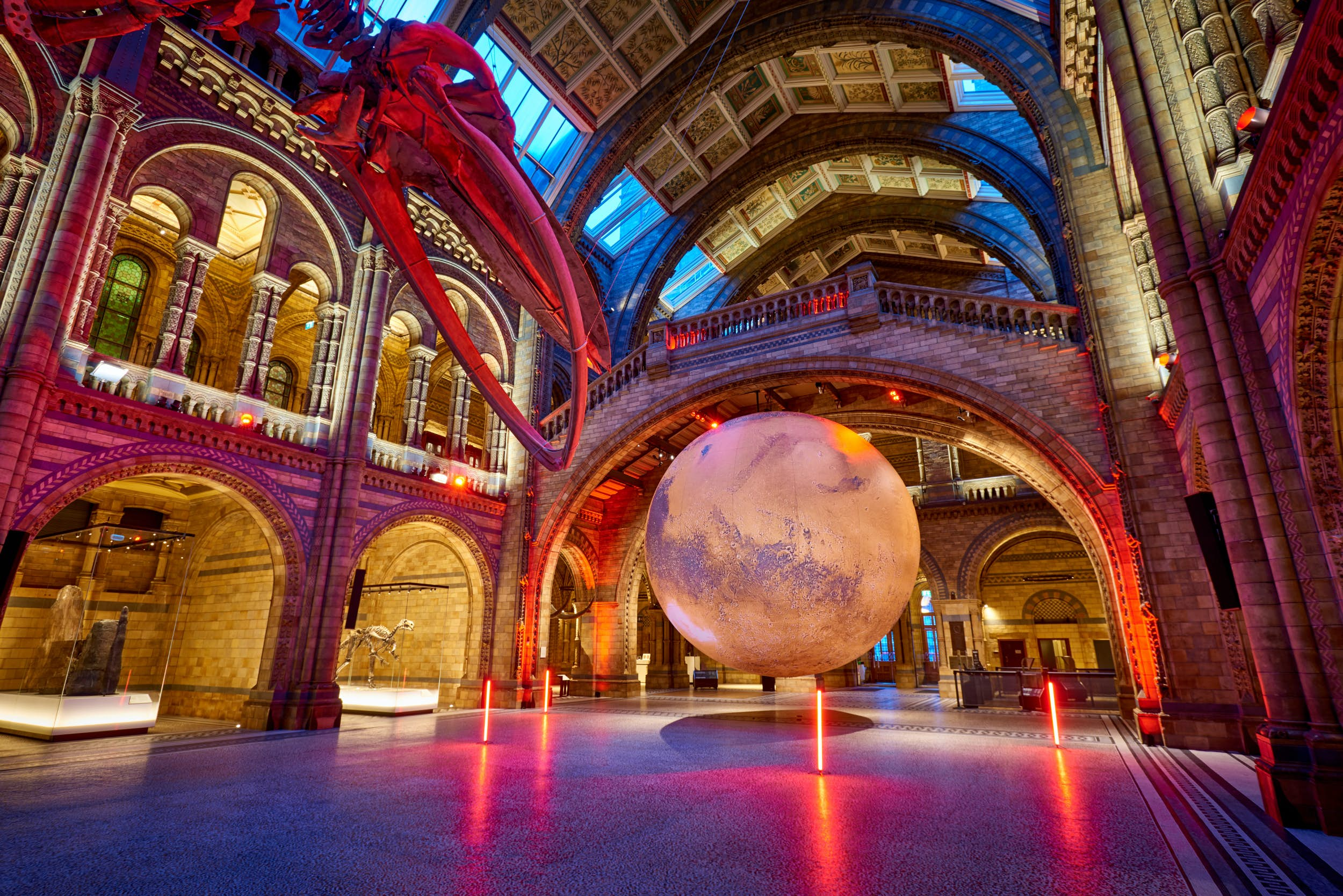 L'istallazione di Luke Jerram di Marte al Museo di Storia Naturale di Londra (courtesy del museo)