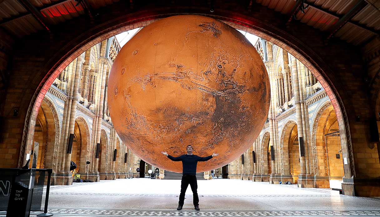 L'istallazione di Luke Jerram di Marte al Museo di Storia Naturale di Londra (courtesy del museo)