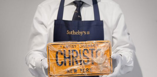 Christo da record: guanti bianchi all’asta di Sotheby’s Unwrapped Sotheby's Christo