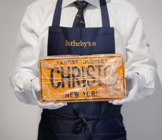 Christo da record: guanti bianchi all’asta di Sotheby’s Unwrapped Sotheby's Christo