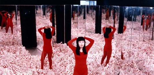 Yayoi Kusama al Gropius Bau, la retrospettiva a Berlino Yayoi Kusama, Infinity Mirror Room – Phalli’s Field, 1965. ©Yayoi Kusama, Courtesy: Ota Fine Arts, Victoria Miro