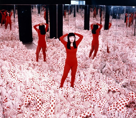 Yayoi Kusama al Gropius Bau, la retrospettiva a Berlino Yayoi Kusama, Infinity Mirror Room – Phalli’s Field, 1965. ©Yayoi Kusama, Courtesy: Ota Fine Arts, Victoria Miro