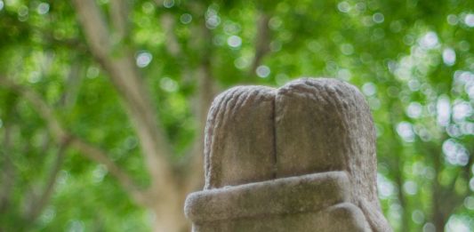 Gli amanti contesi: finale amaro per il Bacio di Brancusi a Montparnasse Il bacio di Brancusi a Montparnasse