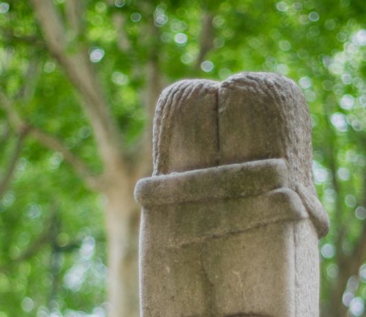 Gli amanti contesi: finale amaro per il Bacio di Brancusi a Montparnasse Il bacio di Brancusi a Montparnasse