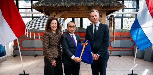I Paesi Bassi si impegnano nella restituzione dei manufatti alle ex colonie Ingrid van Engelshoven, ministro olandese della cultura, I Gusti Agung Wesaka Puja, ambasciatore indonesiano nei Paesi Bassi, e Stijn Schoonderwoerd, direttore del Museo di etnologia. Photo credit: © OCW / Freek van den Bergh
