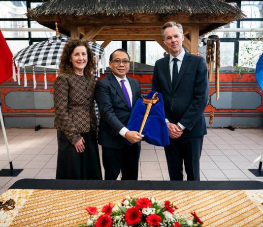 I Paesi Bassi si impegnano nella restituzione dei manufatti alle ex colonie Ingrid van Engelshoven, ministro olandese della cultura, I Gusti Agung Wesaka Puja, ambasciatore indonesiano nei Paesi Bassi, e Stijn Schoonderwoerd, direttore del Museo di etnologia. Photo credit: © OCW / Freek van den Bergh