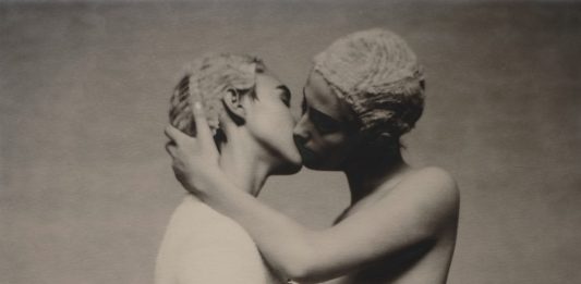 A Dallas, una mostra per celebrare il sodalizio artistico fra tra Paolo Roversi e Rei Kawakubo Noot and Bianca, Paris, 2000.