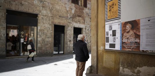 A Siena, i manifesti artistici di MODO invitano alla lentezza modo siena