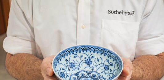 Sotheby’s: una ciotola acquistata per 35 dollari va all’asta per mezzo milione Sotheby's ciotola