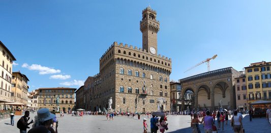 L’Abete di Giuseppe Penone arriva in Piazza della Signoria, per celebrare Dante