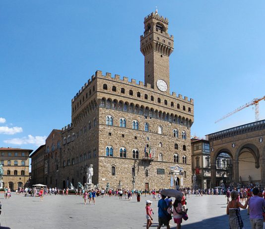 L’Abete di Giuseppe Penone arriva in Piazza della Signoria, per celebrare Dante