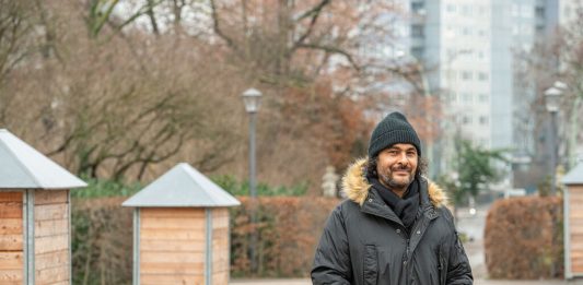 La Biennale di Berlino 2022 riparte dal curatore: sarà l’artista Kader Attia Kader Attia Biennale di Berlino