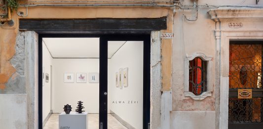 ‘Earth: Keith Arnatt, Heidi Bucher, James Capper’ da Alma Zevi, Venezia