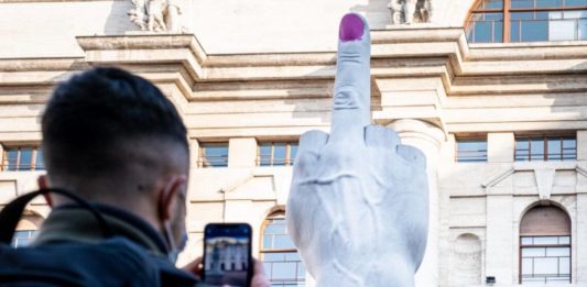 Il Dito di Cattelan si tinge di rosa, con lo smalto di Ivan Tresoldi