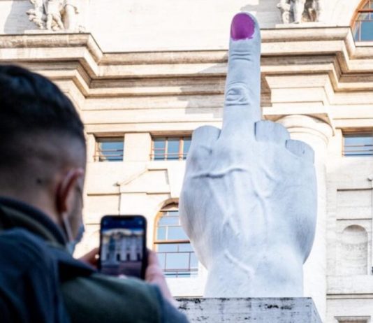 Il Dito di Cattelan si tinge di rosa, con lo smalto di Ivan Tresoldi