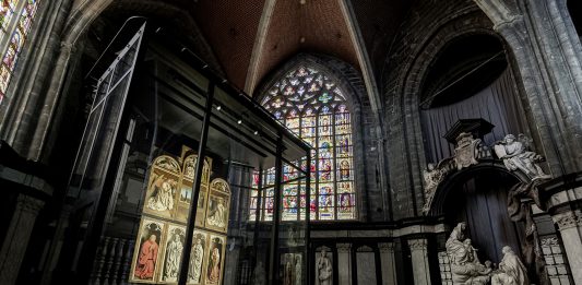 La Pala dell’Agnello Mistico torna visibile, in una teca da 30 milioni