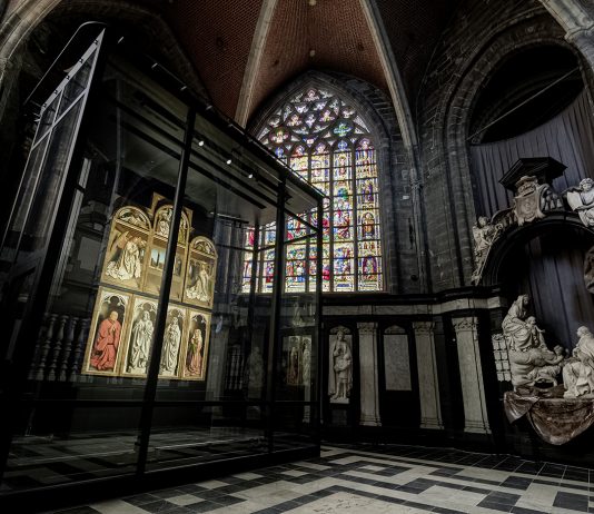 La Pala dell’Agnello Mistico torna visibile, in una teca da 30 milioni