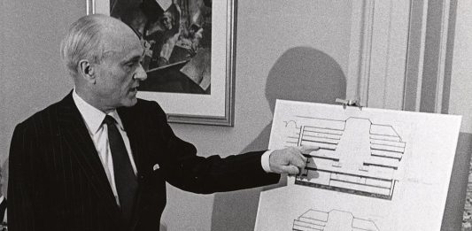 Accusato di razzismo, il nome di Philip Johnson è stato oscurato dal MoMA Philip Johnson moma