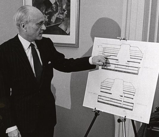 Accusato di razzismo, il nome di Philip Johnson è stato oscurato dal MoMA Philip Johnson moma